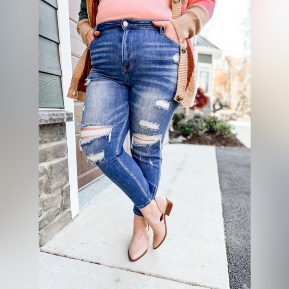 NWT Risen High Rise Tapered Distressed Jeans - Picture 5 of 7